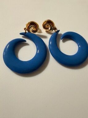 Avon Vintage Blue Crescent Hoop Earrings with Gold Swirl Clip